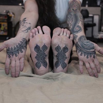 Foot tattoo by James Lau #JamesLau #foottattoo #foottattoos #foot #feet #linework #blackwork #pattern #tribal #dotwork #palmtattoo