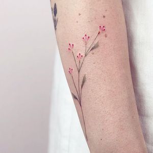 Flower tattoo by Eva Edelstein #EvaEdelstein #TattoodoApp #tattooartist #tattooart #tattooidea #inspiringtattoo #besttattoo #awesometattoo #flower #small #minimal #tiny #flowertattoo #floraltattoo #smalltattoo #arm