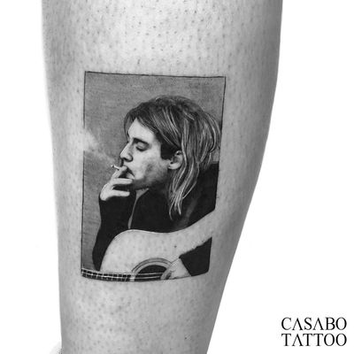 Kurt Cobain tattoo by Ivan Casabo #IvanCasabo #tattooartist #tattoodo #tattoodoapp #awesometattoo #besttattoo #kurtcobain #nirvana #realism #guitar #music #blackandgrey #legtattoo