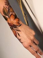 Flower tattoo by Jen Tonic #JenTonic #tattooideas #tattooidea #tattooinspiration #tattoodesign #tattoodesignidea #tattooinspo #wrist #hand #flower #floral #color #neotraditional