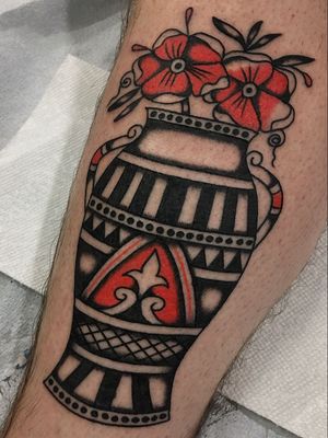 Traditional tattoo by Enrico Grosso aka Henry Big #EnricoGrosso #HenryBig #traditional #americantraditional #trad #traditionaltattoo #vase #flower #floral #plant #pattern