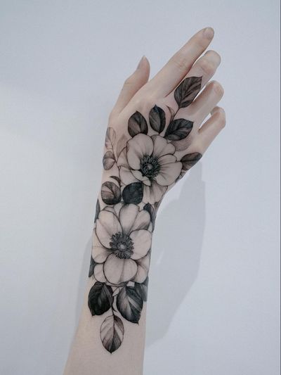Hand tattoo by Zihwa #Zihwa #tattooartist #tattoodo #tattoodoapp #awesometattoo #besttattoo #handtattoo #hand #flower #floral #nature #illustrative #leaves #plant