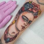Frida Kahlo tattoo by Nikko Barber aka nikkotattooer #NikkoBarber #Nikkotattooer #Berlintattoo #tattooBerlin #traditional #AmericanTraditional #color #oldschool #FridaKahlo #portrait #ladyhead #flowers