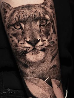 Snow leopard tattoo by Alex Sorsa #AlexSorsa #tattooideas #tattooidea #tattooinspiration #tattoodesign #tattoodesignidea #tattooinspo #blackandgrey #dotwork #realism #realistic #leopard #cat #junglecat