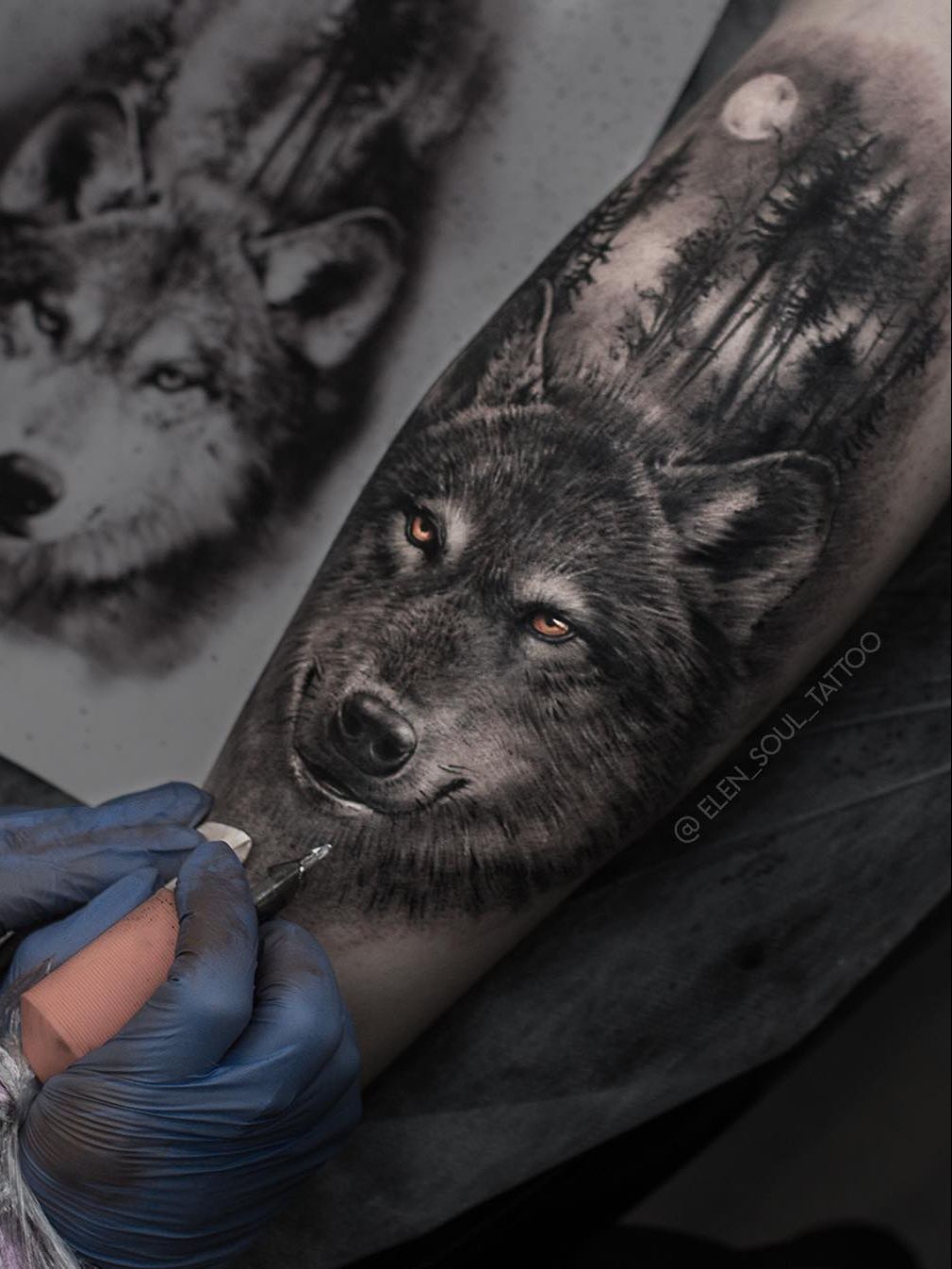 tattoo of close up portrait photo of an angry wolf | Stable Diffusion
