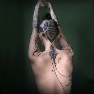 Neck and upper back glitch tattoos by Thomas Sinnamond on Morgan English aka Tattrx #ThomasSinnamond #MorganEnglish #Tattrx #tattoocollector #glitch #tree #illustrative #backpiece