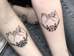 Best friend tattoos by Charlotte Bergman #CharlotteBergman #bestfriendtattoos #friendshiptattoos #friendtattoos #bfftattoo #matchingfriendtattoos #illustrative #linework #pinkyswear #flower #floral