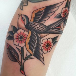 Bird tattoo by Nikko Barber aka nikkotattooer #NikkoBarber #Nikkotattooer #Berlintattoo #tattooBerlin #traditional #AmericanTraditional #color #oldschool #bird #swallow #flower #floral