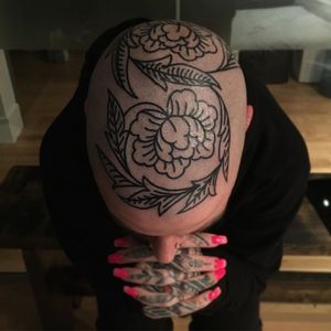 Scalp tattoo by Ciara Havishya #CiaraHavishya #nationalcomingoutday #queer #qttr #lgbt #lgbtqia #blackwork #peony #leaves #floral #flowers #scalp #head