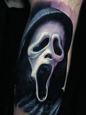 Scream tattoo by Paul Acker #PaulAcker #Halloweentattoos #halloweentattoo #halloween #Samhain #AllHallowsEve #scream #screammask #realism #realistic #movietattoo