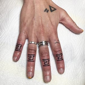 Finger tattoos by Hannes of AKA Berlin - Tattooed Travels: Berlin, Germany #tattooedtravels #Berlin #Germany #akaberlin #fingertattoo #blackwork #handtattoo #linework #pattern #illustrative