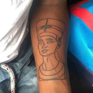 Nefertiti tattoo by Gael Cleinow aka Hand Job Tattoo #GaelCleinow #HandJobTattoo #finearttattoos #arthistory#sculpture #nefertiti #egyptian #egypt #portrait #ladyhead