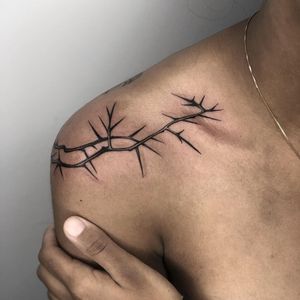 Thorn tattoo by Tine DeFiore #TineDeFiore #nationalcomingoutday #queer #qttr #lgbt #lgbtqia #blackwork #Linework #thorns #shoulder