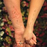 Couple tattoos by Christopher Vasquez #ChristopherVasquez #coupletattoos #matchingcoupletattoo #relationshiptattoo #matchingtattoosforcouples #abstract #shapes #line #linework #fineline 