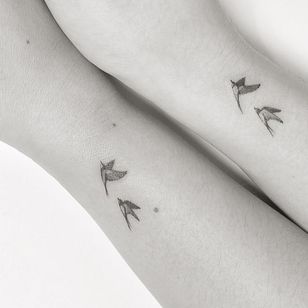 Couple tattoos by Playground Tat2 #PlaygroundTat2 #PlaygroundTattoo #coupletattoos #matchingcoupletattoo #relationshiptattoo #matchingtattoosforcouples #birds #sparrows #wrist