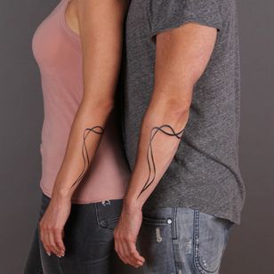Abstract couple tattoos by Chaim Machlev aka Dots to Lines #ChaimMachlev #DotstoLines #coupletattoos #matchingcoupletattoo #relationshiptattoo #matchingtattoosforcouples #abstract #illustrative 