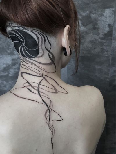 Abstract tattoo by Mare Blk #MareBlk #nationalcomingoutday #queer #qttr #lgbt #lgbtqia #blackwork #dotwork #abstract #linework #scalp #upperback #neck