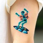 Skeleton tattoo by Zzizzi #Zzizzi #Zzizziboy #besttimetogettattooed #gettattooed #winter #besttattoos #handpoke #Nonelectric #skeletontattoo #skeleton #surfboard #hawaiianshirt #stars #flowers #arm