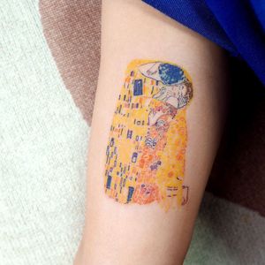 Gustav Klimt tattoo by Lit of Studio by Sol #Lit #StudiobySol #Seoul #Seoultattooartist #Koreantattooartist #Korea #gustavklimt #klimt #thekiss #painting #fineart #arm #color