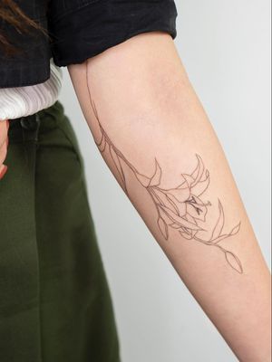 Flower tattoo by Pauline of Studio by Sol #Pauline #StudiobySol #Seoul #Seoultattooartist #Koreantattooartist #Korea #flowers #floral #linework