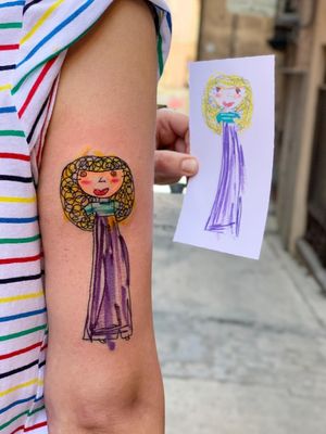 Drawing by her sister; tattoo by Pablo Ortiz #PabloOrtiz #sistertattoos #sisters #sistertattooidea #familytattoo #siblingtattoo #illustrative #doodle #drawing #kidsdrawing #cute #color