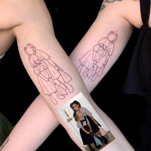 Sister tattoos by Acos Tattoo #AcosTattoo #sistertattoos #sisters #sistertattooidea #familytattoo #siblingtattoo #matchingtattoo #bfftattoo #illustrative #familyphoto #photo