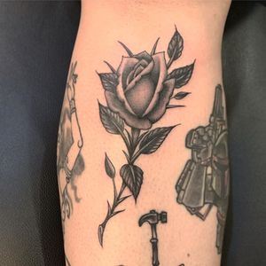 Rose tattoo by Javier de Luna #JavierdeLuna #rosetattoo #rosetattoos #rosetattooidea #rose #roses #flower #floral #petals #plant #nature #bloom 