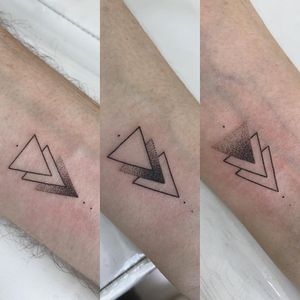 Sibling tattoo for 3 by Rafael Baiocchi #RafaelBaiocchi #sistertattoos #sisters #sistertattooidea #familytattoo #siblingtattoo #matchingtattoo #bfftattoo #siblingtattoofor3 #3matchingtattoo #sacredgeometry #triangle #shapes #minimal #geometric
