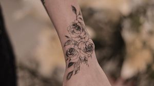 Floral tattoo by Lesine Tattoo of Joint Valley in Hong Kong #LesineTattoo #Lesine #JointValley #HongKong #hongkongtattoo #hongkongtattooartist #flower #illustrative #plant #rose 