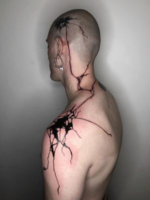Blackwork illustrative tattoo by Rex Morris aka FCKNRX #RexMorris #FCKNRX #blackwork #illustrative #freehand #freemachine #abstract #abstractexpressionism #underground #shoulder #scalp #necktattoo