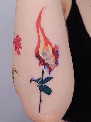 Rose tattoo by Log Tattoo #LogTattoo #rosetattoo #rosetattoos #rosetattooidea #rose #roses #flower #floral #petals #plant #nature #bloom 
