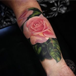 Rose tattoo by Liz Venom #LizVenom #rosetattoo #rosetattoos #rosetattooidea #rose #roses #flower #floral #petals #plant #nature #bloom 