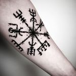 Vegvisir tattoo by Void aka void.lamachineinfernale #void #voidlamachineinfernale #vegvisir #vikingtattoo #viking #norse #norsemythology #norsesymbols #symbols