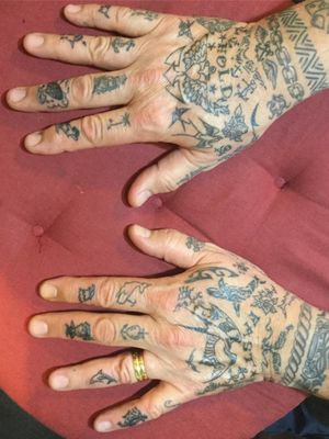 Hand tattoo by Gian Maurizio Fercioni #GianMaurizioFercioni #handtattoo #fingertattoo #12thFlorenceTattooConvention #FlorenceTattooConvention #Florence