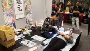 Ryugen tattooing at the 12th Florence Tattoo Convention #Ryugen #12thFlorenceTattooConvention #FlorenceTattooConvention #Florence