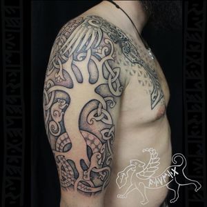 Yggdrasil tattoo by fiumixvenetkenstattoo #fiumixvenetkenstattoo #vikingtattoo #viking #norse #norsemythology #norsesymbols #symbols