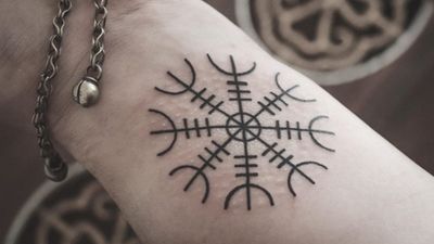 Aegishjalmur tattoo by Bianca Stücker #BiancaStucker #Aegishjalmur #vikingtattoo #viking #norse #norsemythology #norsesymbols #symbols