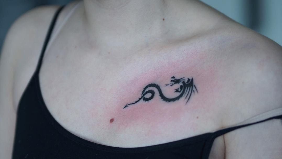 Minimalist Tiny Dragon Tattoo | TattooDesign | Small dragon tattoos, Dragon  tattoo design simple, Dragon tattoos for men