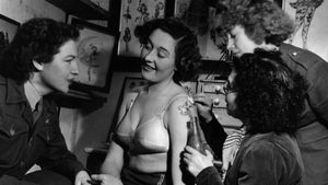 Jessie tattooing a female client’s arm #JessieKnight #ladytattooist #Britainsfirstfemaletattooist #traditionaltattoos
