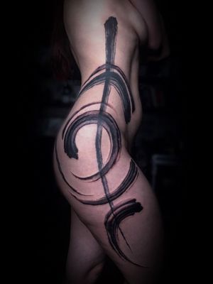 Brushstroke tattoo by Delphine Noiztoy #DelphineNoiztoy #brushstroke #bodysuit #thightattoo #abstract #enso