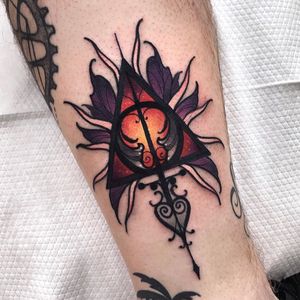 Deathly Hallows tattoo by Ollie Siiz #OllieSiiz #deathlyhallowstattoo #deathlyhallows #harrypotter #neotraditional #color #floral #tattooswithmeaning