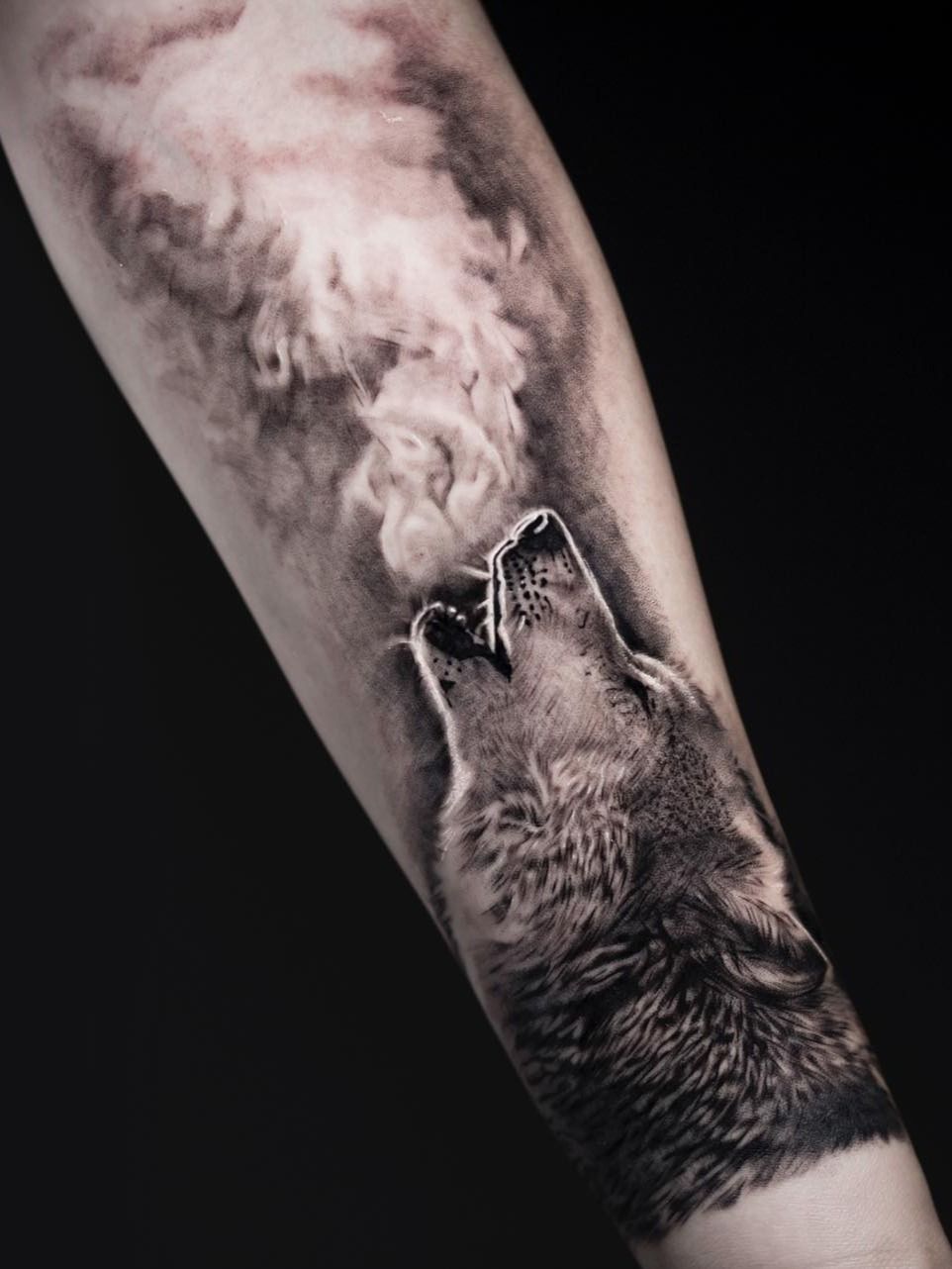 full wolf howling tattoo