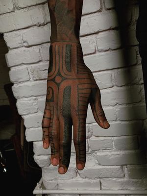 Hand tattoo by Anderson Luna #AndersonLuna #handtattoo #pattern #tribal #blackwork #linework #tattoosondarkskin #darkskintattoos