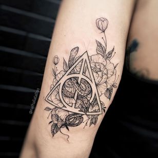 Deathly Hallows tattoo by nataliatattoo #nataliatattoo #deathlyhallows #fineline #deathlyhallowstattoo #harrypotter #literature #book #movie #flowers #floral #symbol #tattooswithmeaning #Illustrative