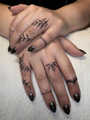 Hand poke tattoo by B Hurricane #bhurricane #handpoketattoo #handpoke #stickandpoke #fingertattoo #plant #floral #leaves #rings