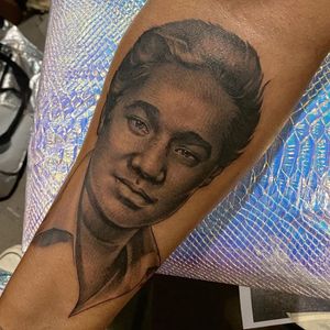 Portrait tattoo by Oba Jackson #ObaJackson #portraittattoo #portrait #memorial #tattoosondarkskin #darkskintattoos