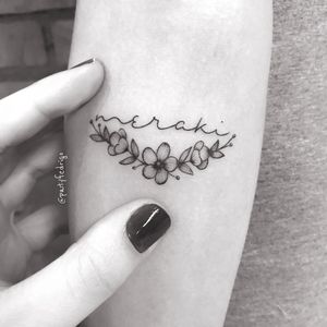 Meraki tattoo by Paty Fedrigo #PatyFedrigo #merakitattoo #meraki #tattooswithmeaning #flower #floral #fineline #tinytattoo 