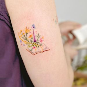 Illustrative watercolor tattoo by Ovenlee #Ovenlee #OvenleeTattoo #StudioBySol #watercolor #illustrative #colorpencil #sketch #cute #book #literature #flowers #floral #reading 