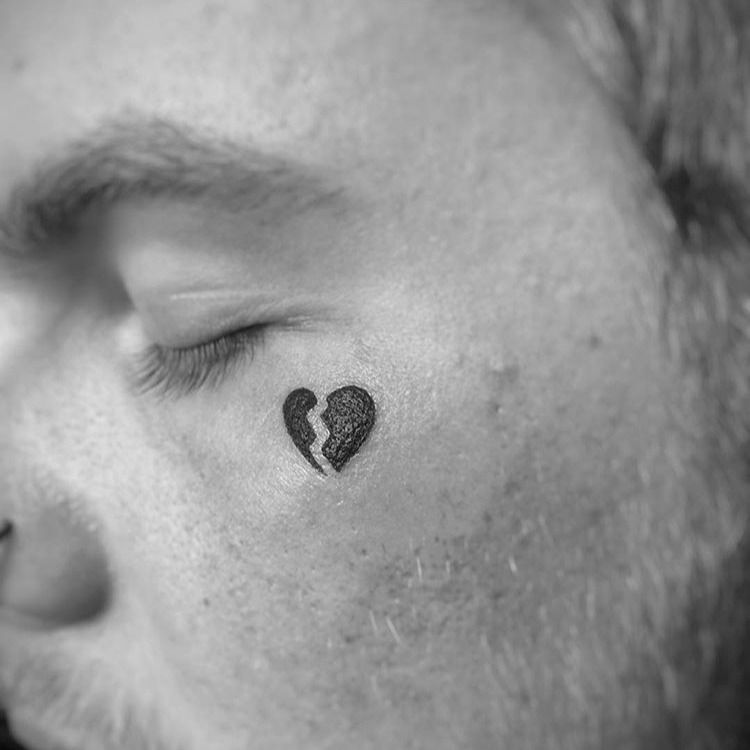 Broken heart tattoo by Fanni Einhorn #FanniEinhorn #brokenhearttattoo #undereyetattoo #undereye #heart