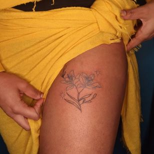 Flower tattoo by Katie Mcpayne #KatieMcpayne #flower #floral #nature #plant #tattoosondarkskin #darkskintattoos